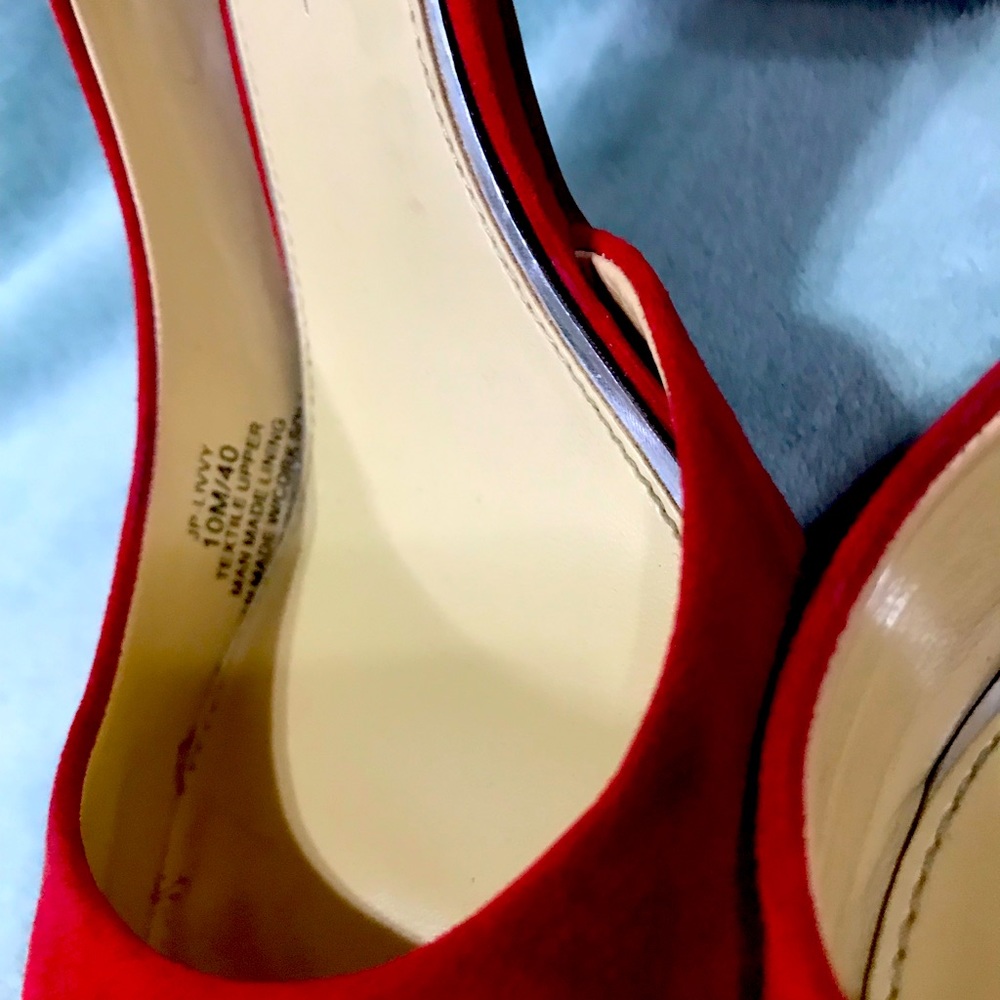 RED and Gorgeous - Picture 9 of 9